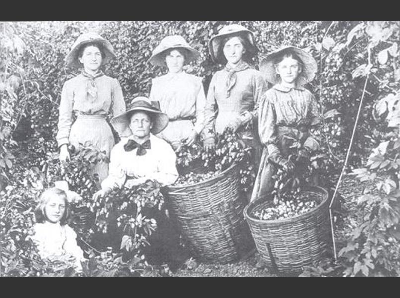 A family of hop pickers in 1912